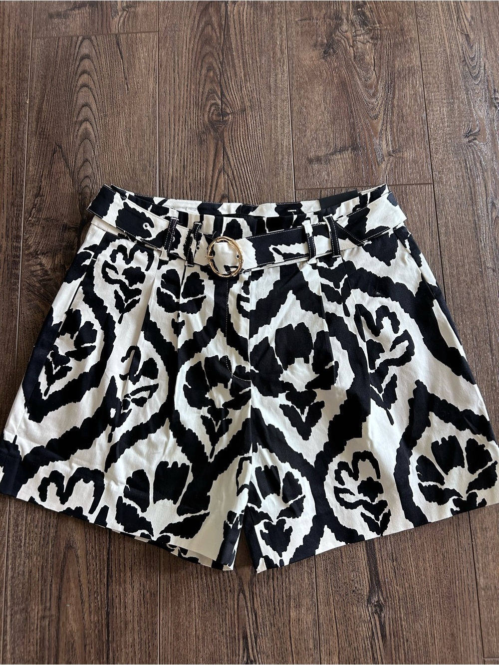 NWT- White House Black Market Women’s Belted Shorts